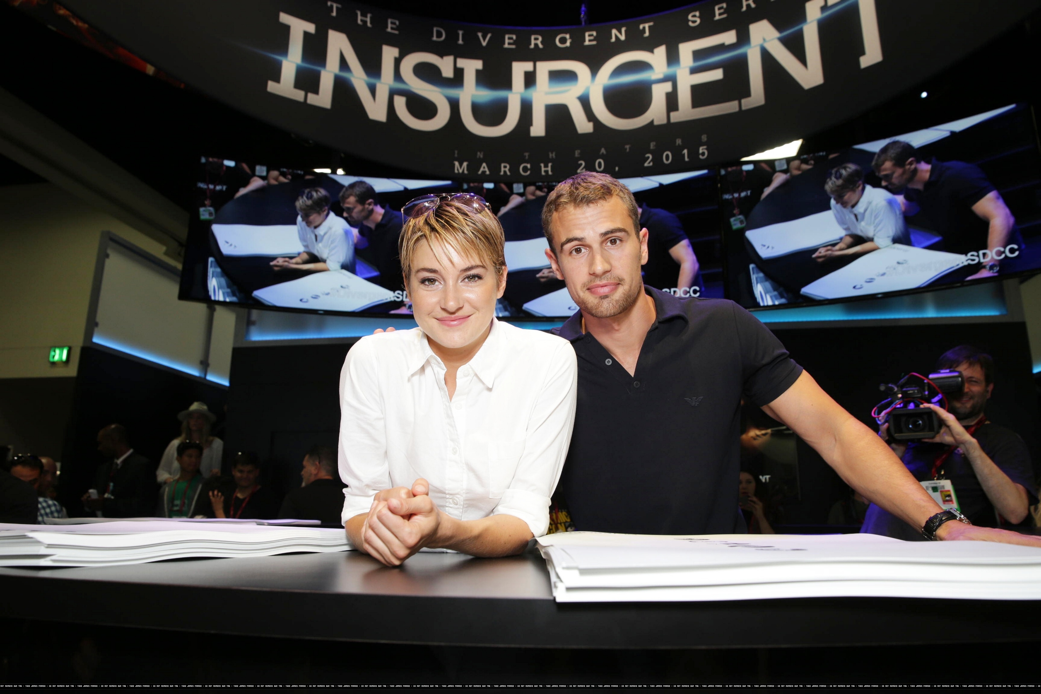Photos: Theo James and Shailene Woodley Sign Posters for Fans at Comic Con