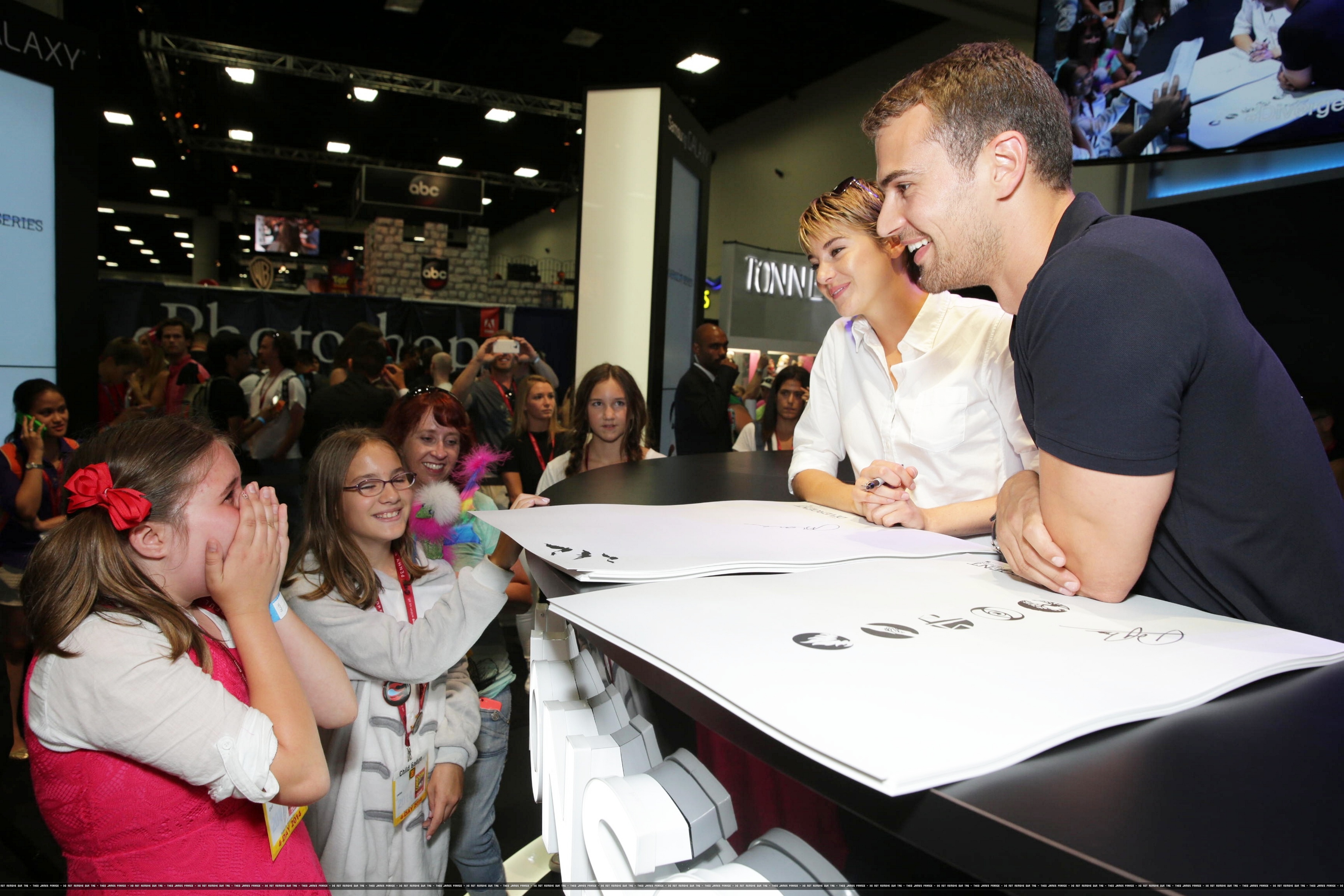 Video: ‘Insurgent’ Theo James & Shailene Woodley Comic Con 2014 Talent Signing