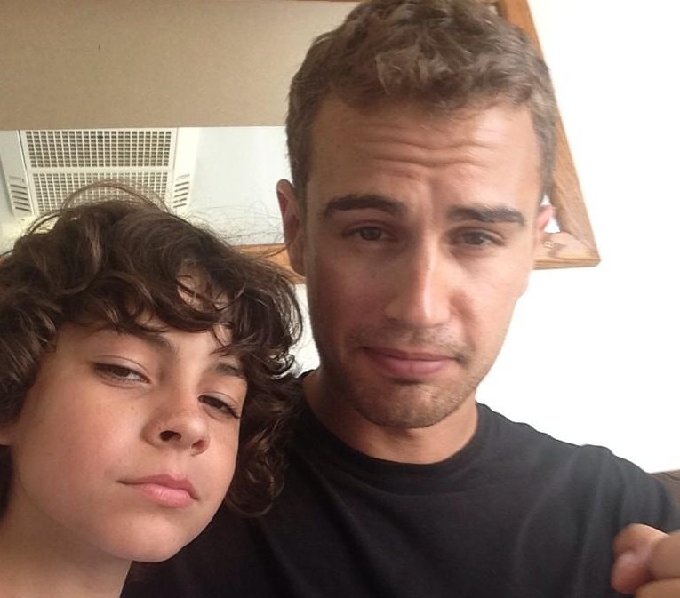 Emjay Anthony (Hector) Shares Selfies with Theo and Shailene from the Insurgent Set