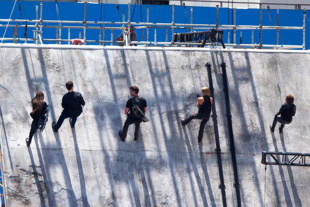 Gallery: Allegiant Actors and Stunt Doubles Scale a Wall On Set